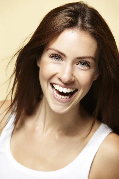 Gülümseyen genç kadın — Stok fotoğraf