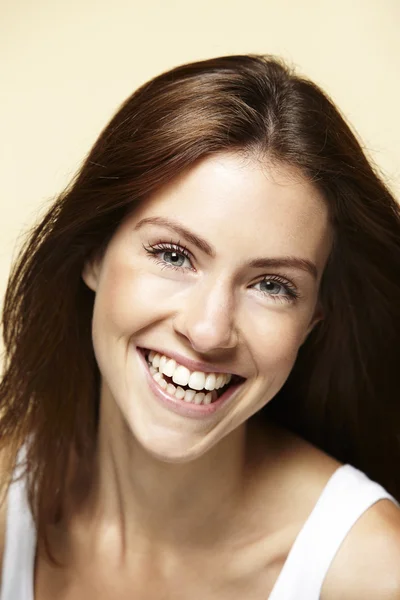Молода жінка, посміхаючись — стокове фото