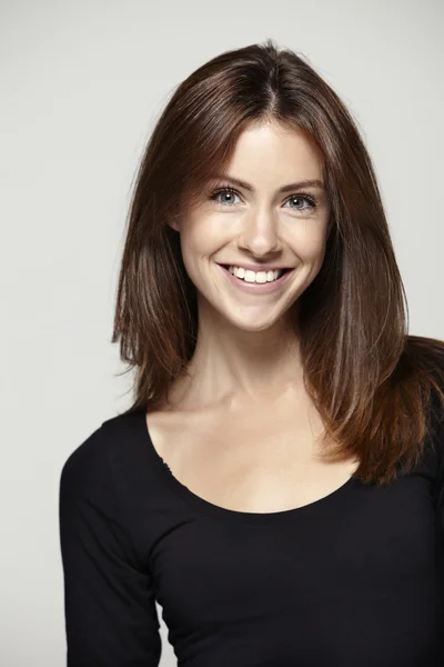 Joven mujer sonriendo — Foto de Stock