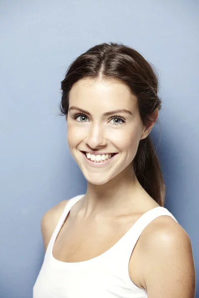 Joven mujer sonriendo — Foto de Stock