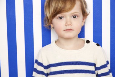 Çocuk poz şeritler halinde