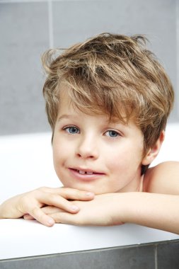 Banyoda gülümseyen çocuk