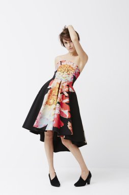 güzel bir kadın kılığında