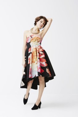 güzel bir kadın kılığında