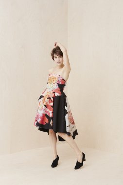 Kendine güvenen kadın poz