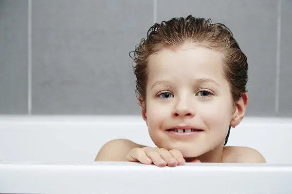 Ragazzo con i capelli bagnati sorridente — Foto Stock