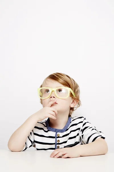 Menino vestindo óculos — Fotografia de Stock