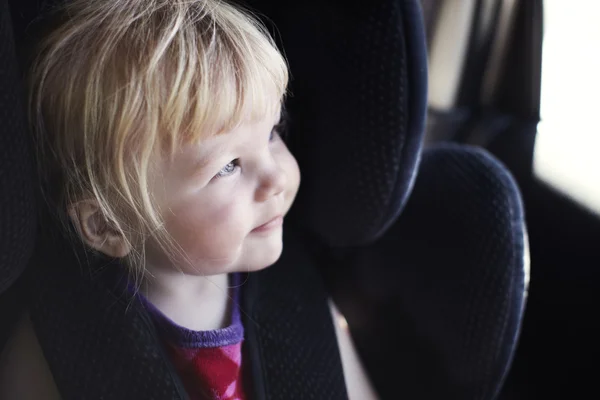 儿童汽车安全座椅的女孩 — 图库照片