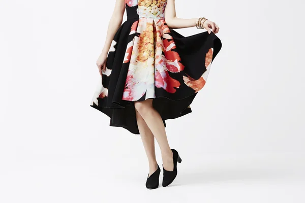 Kvinna i fashionabla klänning poserar — Stockfoto