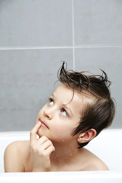 Ragazzo in bagno guardando in alto — Foto Stock