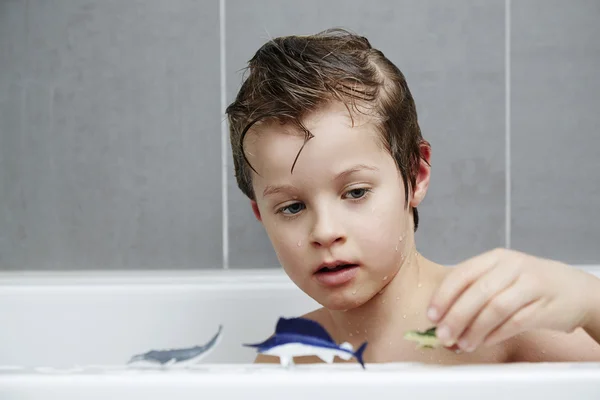 Ragazzo giocare in bagno — Foto Stock