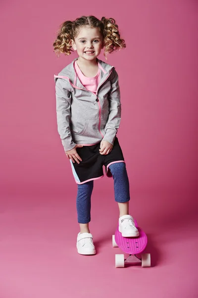 Confident girl on skateboard — Stock Photo, Image