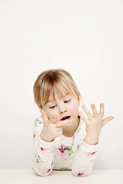 Menina contando dedos — Fotografia de Stock