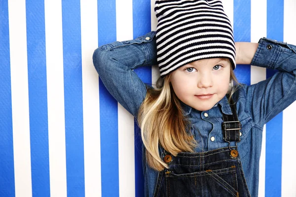 Jente med stripete hatt – stockfoto