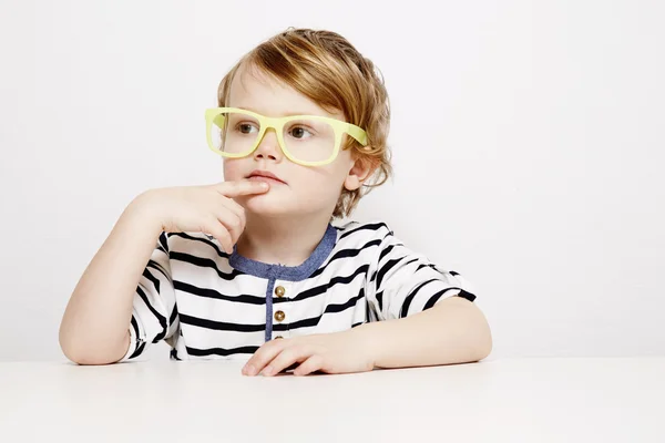 Мальчик в жёлтых очках — стоковое фото