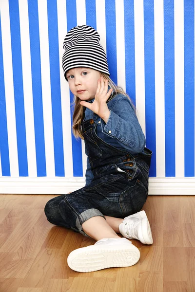 Chica en rayas sombrero posando — Foto de Stock