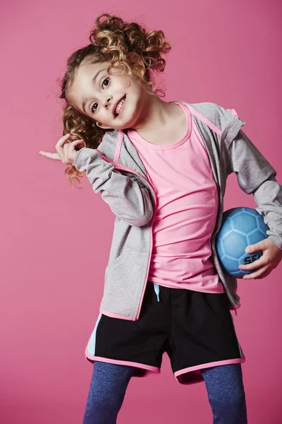 Ragazza in posa con il calcio — Foto Stock