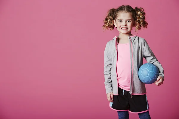 Ragazza che tiene il calcio — Foto Stock