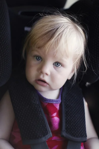 儿童汽车安全座椅的女孩 — 图库照片