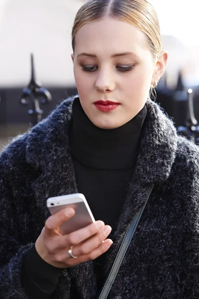 Jonge vrouw testen — Stockfoto