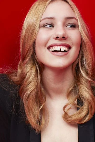 Sorrindo mulher contra vermelho — Fotografia de Stock