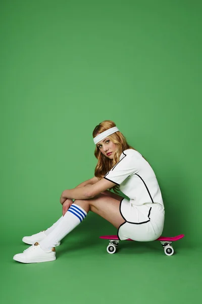 スケート ボードの豪華な若い女性 — ストック写真
