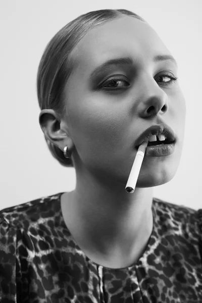 Femme fatale roken — Stockfoto