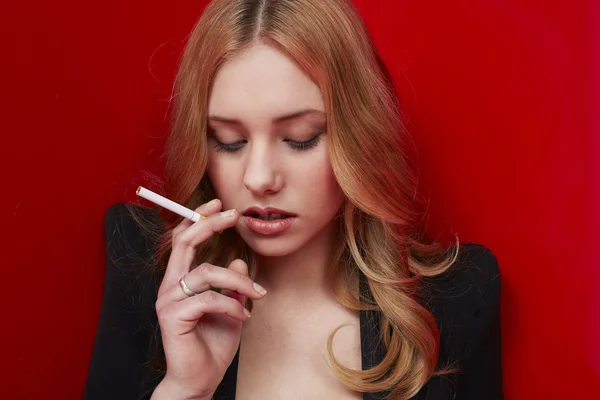 Bella modella fumare — Foto Stock