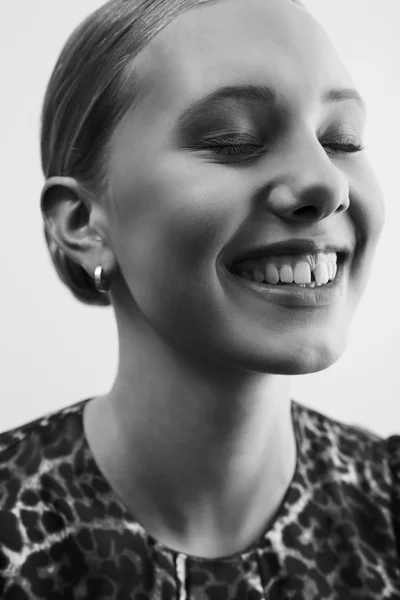 Glamorous woman smiling — Stock Photo, Image