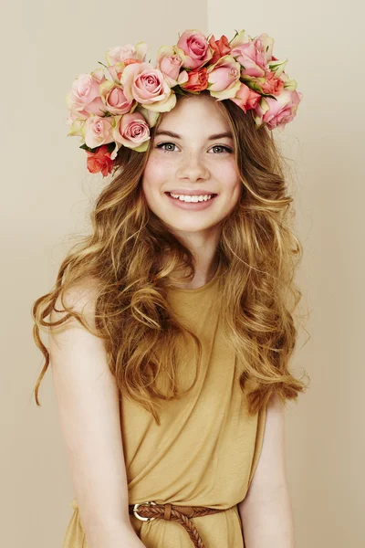 Retrato de niña hermosa flor —  Fotos de Stock