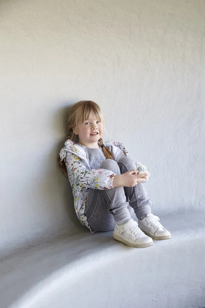 Jeune fille assise à l'extérieur — Photo