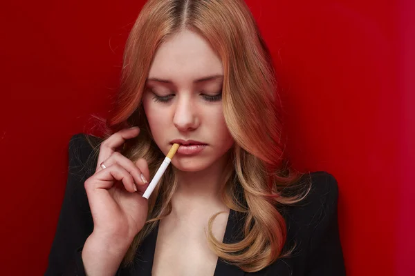 Beautiful model smoking — Stock Photo, Image