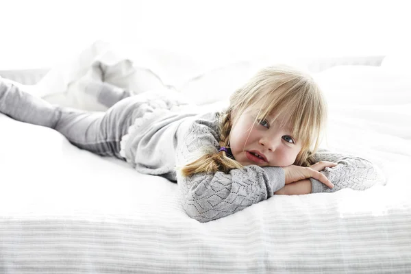 Retrato de menina na cama — Fotografia de Stock