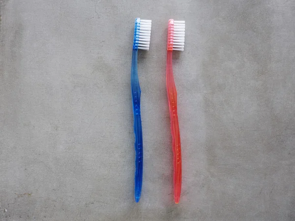 Zijn en haar tandenborstels — Stockfoto