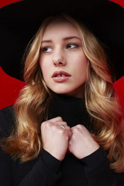 Beautiful young woman hat — Stock Photo, Image