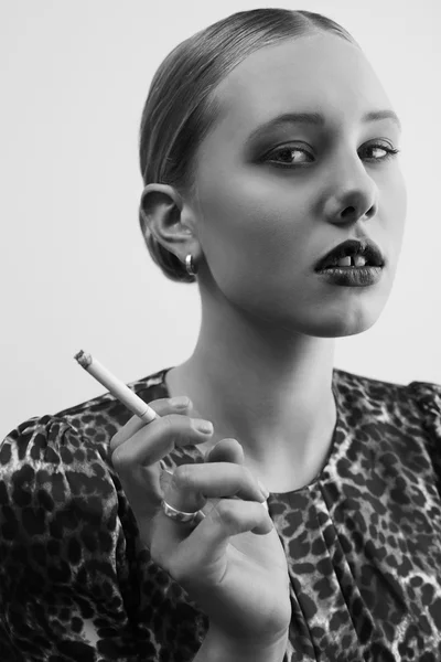 Femme fatale rökning — Stockfoto