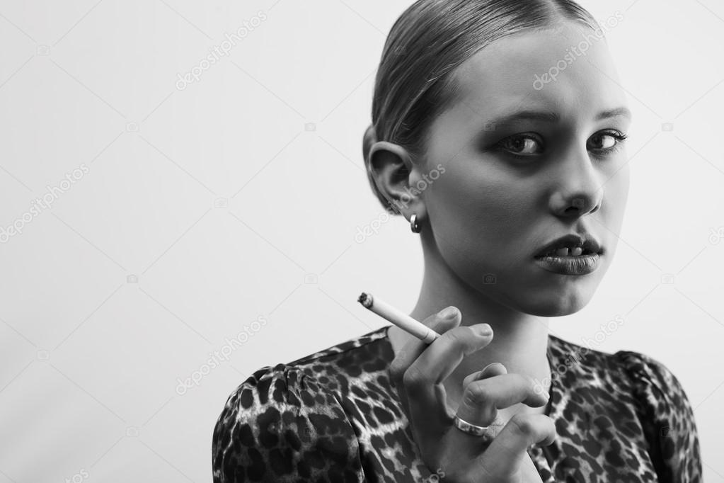 Femme fatale smoking