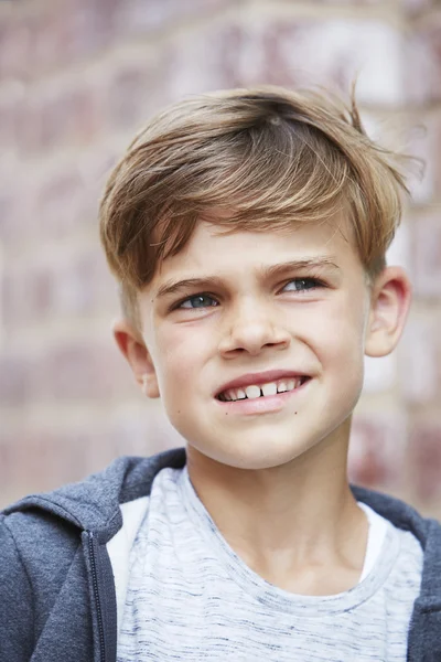 Jongen op zoek weg — Stockfoto