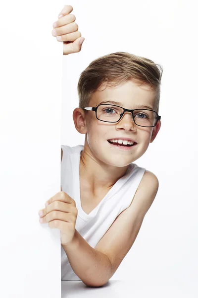 Jeune garçon portant des lunettes — Photo