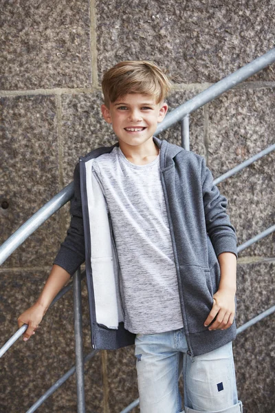 Menino sorrindo para a câmera — Fotografia de Stock