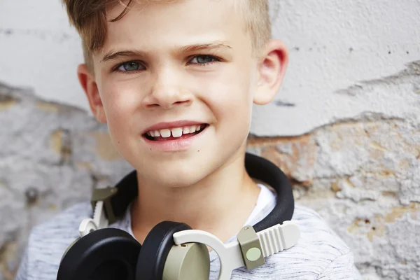 Niño usando auriculares —  Fotos de Stock