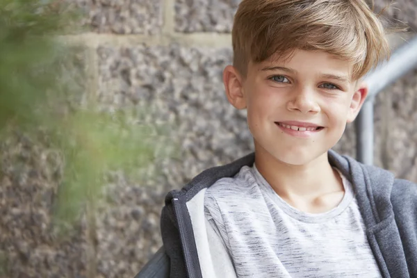 Jong jongen glimlachen op camera — Stockfoto