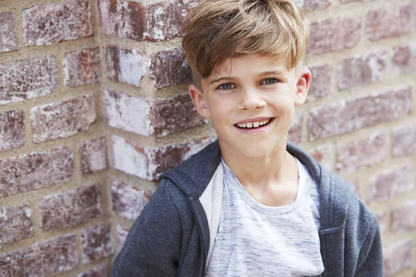 Jongen leunend tegen muur — Stockfoto