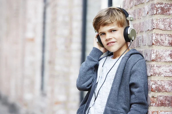 Niño usando auriculares —  Fotos de Stock