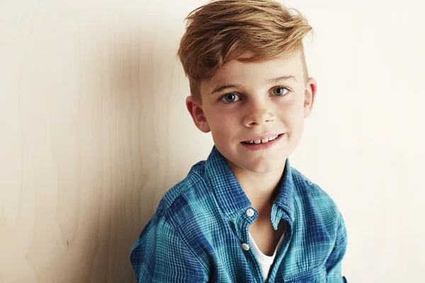 Jongen gecontroleerd shirt — Stockfoto