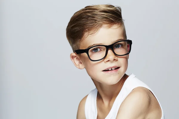 Niño joven con gafas —  Fotos de Stock