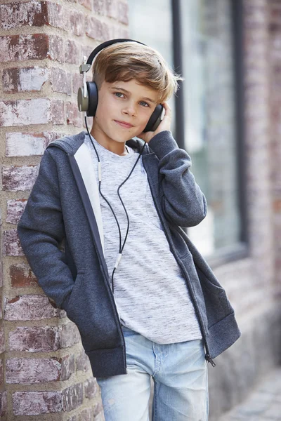 ヘッドフォンを着て少年 — ストック写真