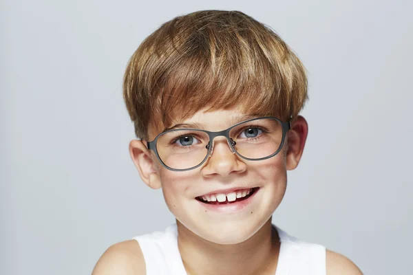 Jeune garçon portant des lunettes — Photo