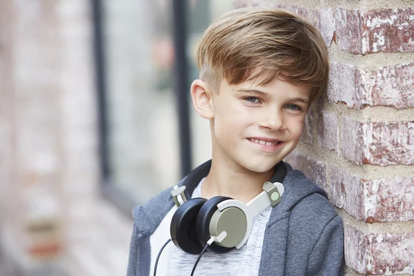 Chłopak sobie słuchawki — Zdjęcie stockowe