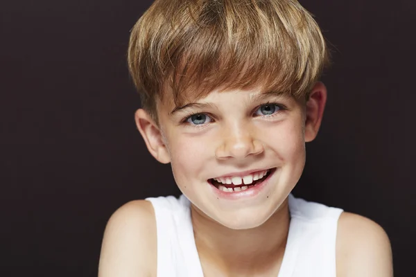 Jonge jongen in vest — Stockfoto